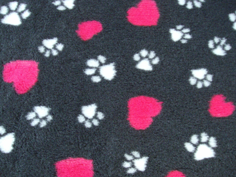 PnH Veterinary Bedding - NON SLIP - SQUARE - Charcoal with Pink Hearts