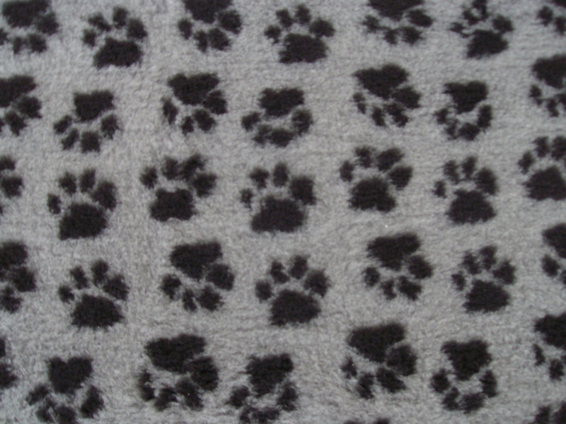 PnH Veterinary Bedding - NON SLIP - SQUARE - Grey with Black Paws